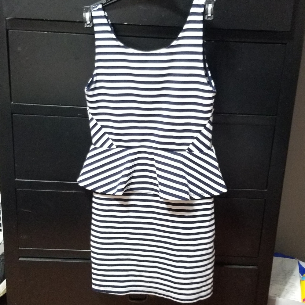 H&M stripped dress size 6. See pictures.